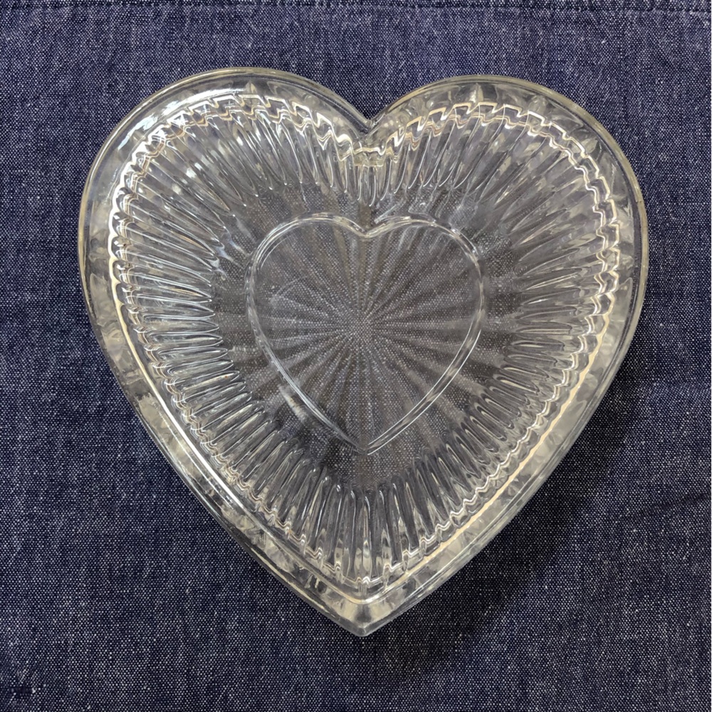 Glass Heart Dish With Lid Candy Trinket Jewelry Clear Cut Pattern Vintage